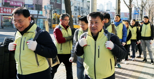 ▲ 영하 5도까지 떨어진 지난 8일 허은 경영지원본부장을 비롯한 임직원 40명이 인천 숭의동 연탄은행 앞에서부터 연탄배달을 하고 있다. ⓒ ㈜한양