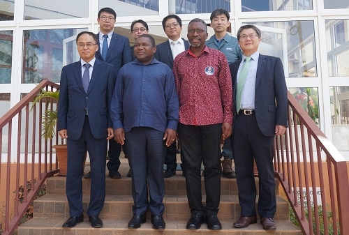 ▲ 지난 12월 9일 모잠비크 남풀라-나메틸 도로 개보수 사업 착공식에 참석한 주요 인사들이 기념촬영을 하고 있다. ⓒ포스코건설