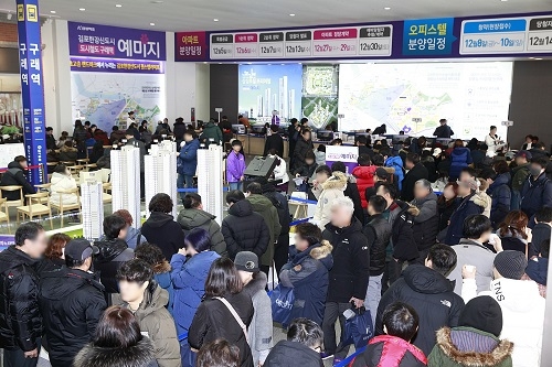 ▲ 한강신도시 구래역 예미지 오피스텔 청약접수 당시 몰린 인파. ⓒ금성백조