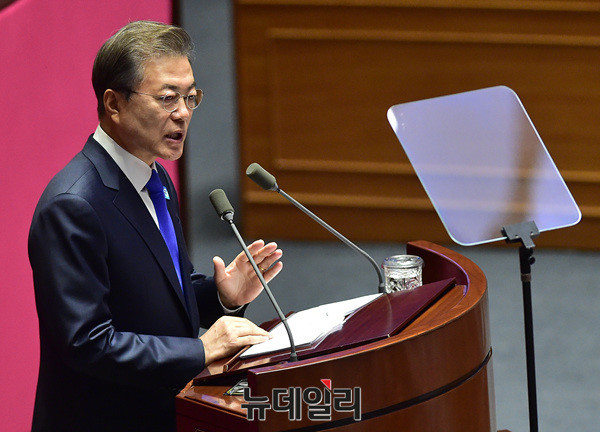 ▲ 문재인 대통령이 지난 11월 1일 국회 본회의장에서 시정연설을 하고 있다. ⓒ국회 사진공동취재단