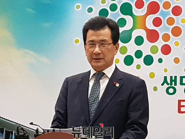 ▲ 이시종 충북도지사가 12일 민선6기 투자유치 40조 달성과 관련한 기자회견을 가졌다.ⓒ김종혁 기자