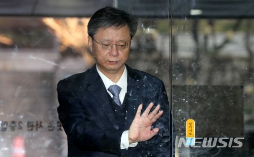 ▲ 국정농단 방조' 혐의로 기소된 우병우 전 청와대 민정수석이 11일 오전 서울 서초구 서울중앙지방법원에서 열린 26차 공판에 출석하고 있다. ⓒ 사진 뉴시스