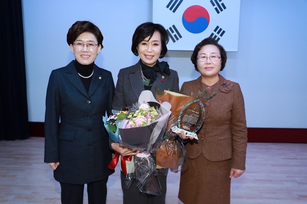 ▲ 김양희 충북도의장이 12일 충북여성단체협의회에서 선정한 ‘여성 1호상’을 수상했다.ⓒ충북도의회