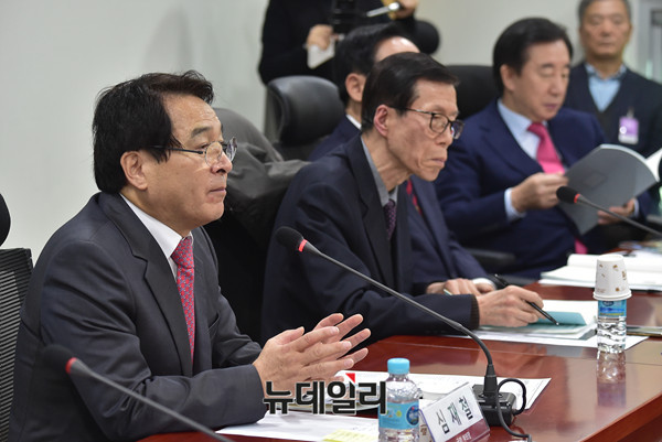 ▲ 심재철 국회부의장이 12일 오후 의원회관에서 문재인정권의 법치파괴에 어떻게 대응할지 개회사를 하는 가운데, 원내대표후보인 김성태 의원이 발제 자료를 살펴보고 있다. ⓒ뉴데일리 이종현 기자