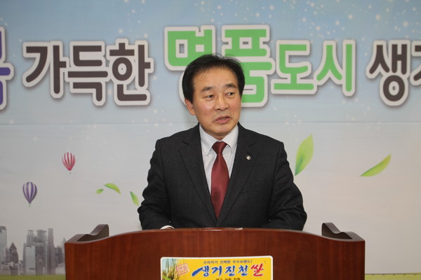 ▲ 송기섭 진천군수가 12일 기자회견을 갖고 있다.ⓒ진천군