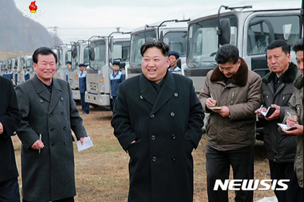 北선전매체들은 지난 11월 21일 김정은이 평안남도 덕천에 있는 '승리 자동차 연합기업소'를 방무했으며, 여기서 자체 개발한 '5톤 트럭'을 시승했다고 전했다. ⓒ뉴시스. 무단전재 및 재배포 금지.