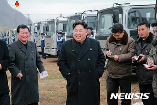 ▲ 北선전매체들은 지난 11월 21일 김정은이 평안남도 덕천에 있는 '승리 자동차 연합기업소'를 방무했으며, 여기서 자체 개발한 '5톤 트럭'을 시승했다고 전했다. ⓒ뉴시스. 무단전재 및 재배포 금지.