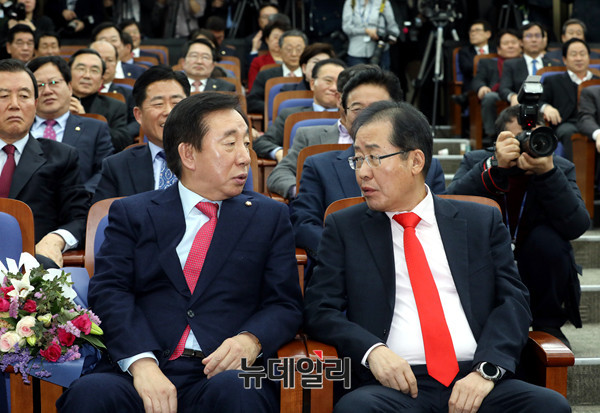 ▲ 자유한국당 김성태 신임 원내대표(왼쪽)와 홍준표 당대표. ⓒ뉴데일리 이종현 기자