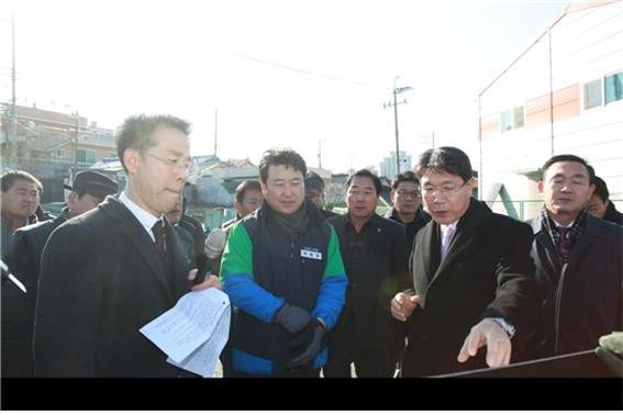 ▲ 이재관 대전시장 권한대행이 12일 오후 대덕구의 오랜 숙원인 신탄진 인입선 사업 현장 설명회에 참석, 주민들에게 사업내용을 설명하고 있다.ⓒ대전시