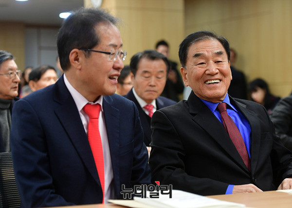 ▲ 자유한국당 홍준표 대표와 늘푸른한국당 이재오 대표. ⓒ뉴데일리 정상윤 기자