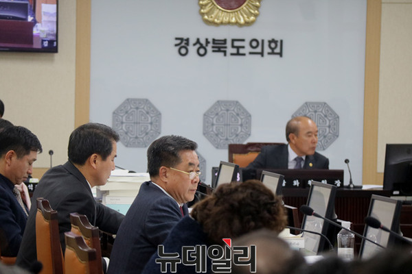 ▲ 경북도의회 한창화 예결특위 위원장을 비롯해 예결위원들이 지난 6일 오후 예산안 심사를 열고 집행부 예산안에 대한 질의를 하고 있다.ⓒ뉴데일리