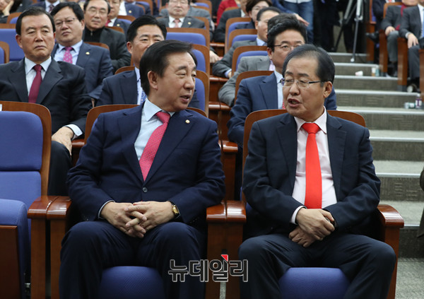 ▲ 자유한국당 홍준표 대표가 12일 오후 경선 결과가 전해진 직후 의총장에 도착해, 경선에서 승리한 김성태 원내대표와 나란히 앉아 대화를 나누고 있다. ⓒ뉴데일리 이종현 기자