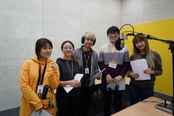 ▲ 넷마블 직원들이 장애학생 교육용 동화책 영상 제작에 참여해 목소리 녹음을 하고 있다.ⓒ넷마블게임즈