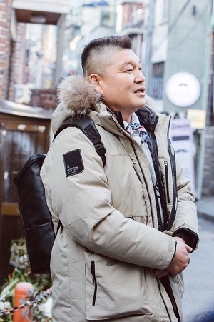 ▲ JTBC 한끼줍쇼 촬영현장 강호동 컨티뉴백팩 착용샷ⓒSK이노베이션