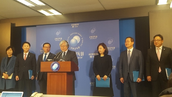 ▲ 금감원 내외부 출신 인사로 구성된 금융감독·검사 제재 프로세트 혁신 태스크포스(TF)팀이 12일 서울 금감원 본원에서 혁신 권고안을 발표하고 있다.  ⓒ뉴데일리
