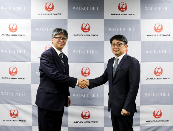 ▲ 일본항공 (JAL) 도쿄 본사에서 진행된 글로벌 파트너십 체결식 모습. 왼쪽부터 JAL 본사 로열티마케팅실 신고 니시다 (Shingo Nishida) 실장, 워커힐 도중섭 총괄. ⓒ워커힐 호텔앤리조트