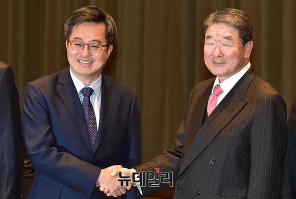 ▲ 12일 서울 여의도 LG그룹 본사에서 열린 간담회에서 김동연 경제부총리 겸 기획재정부 장관(왼쪽)과 구본준 LG 부회장이 악수하고 있는 모습. ⓒ뉴데일리DB
