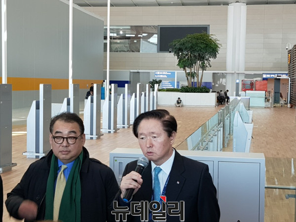 ▲ (오른쪽)우기홍 대한항공 부사장.ⓒ뉴데일리