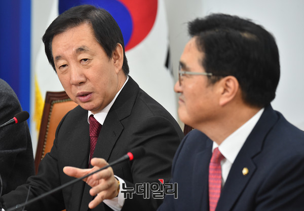 ▲ 자유한국당 김성태 원내대표가 13일 오전 국회에서 더불어민주당 우원식 원내대표와 상견례 만남을 하고 있다. ⓒ뉴데일리 이종현 기자