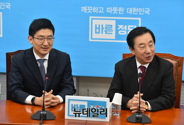 ▲ 김성태 자유한국당 신임 원내대표(오른쪽)가 13일 바른정당 김세연 원내대표 권한대행 겸 정책위의장을 예방했다. ⓒ뉴데일리 이종현 기자