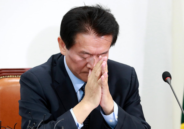 ▲ DJ 비자금 제보 논란에 휩싸인 국민의당 박주원 최고위원이 13일 오전 서울 여의도 국회 국민의당 대표실에서 열린 최고위원회의에 참석해 생각에 잠겨 있다. ⓒ뉴시스