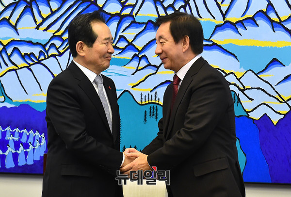 ▲ 자유한국당 김성태 원내대표가 13일 국회에서 열린 국회의장 주재 교섭단체대표 정례회동에 처음 데뷔해 정세균 의장과 반갑게 악수를 나누고 있다. ⓒ뉴데일리 이종현 기자