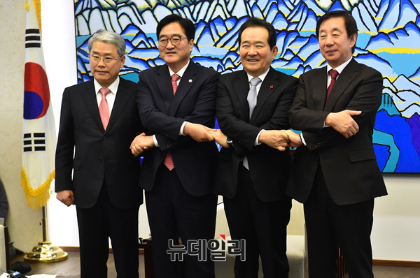 ▲ 국민의당 김동철 원내대표, 더불어민주당 우원식 원내대표, 정세균 국회의장, 자유한국당 김성태 원내대표(사진 왼쪽부터)가 13일 오후 국회에서 첫 정례회동을 갖고 서로 손을 맞잡고 있다. ⓒ뉴데일리 이종현 기자