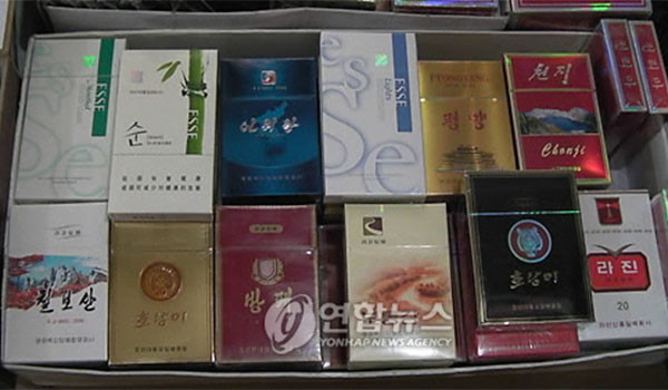 북한 장마당에서 팔리는 한국 담배와 북한 담배. 최근 북한 담배가 중국 국경도시에서 큰 인기를 얻고 있다고 한다. ⓒ연합뉴스. 무단전재 및 재배포 금지.