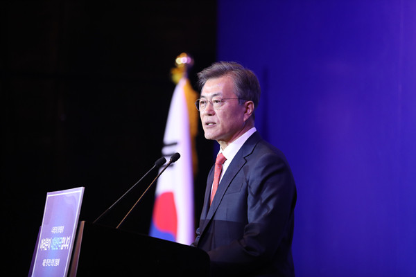 ▲ 문재인 대통령이 13일 중국 베이징 소피텔 호텔에서 열린 재중국한국인 간담회에 참석해 인사말을 하고 있다. ⓒ뉴시스 DB