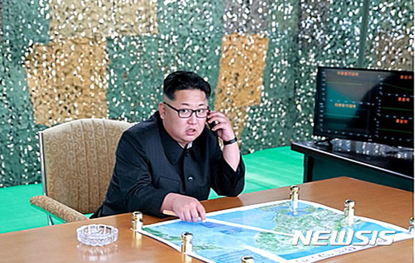 "예, 제가 보호자니까 보상금은 제가 알려드린 계좌로 입금하시면 됩니다." 김정은은 북한 근로자들의 피땀이 섞인 돈으로 핵무기와 탄도미사일을 개발하고 있다. ⓒ뉴시스. 무단전재 및 재배포 금지.