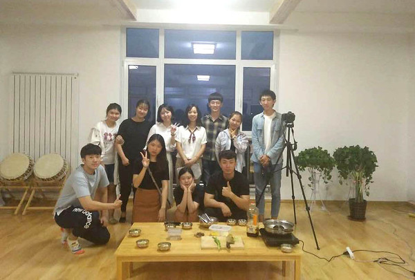 ▲ 영진전문대학 국제관광조리계열 관광중국어통역전공 2학년생들이 중국에서 한국음식 문화를 소개하는 시간을 갖고 있다.ⓒ영진전문대