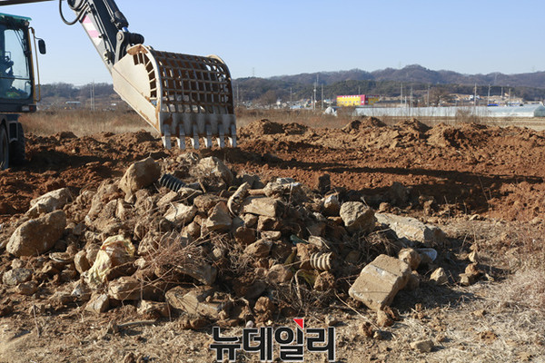 ▲ 충북 청주시 옥산면 소로리의 한 논에서 13일 성토된 흙을 뒤집어 폐기물을 추출하고 있다.ⓒ김종혁 기자