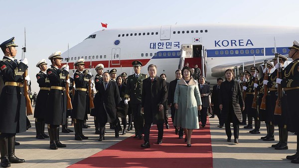 문재인 대통령이 13일, 중국 베이징에 도착한 모습. ⓒ청와대 제공