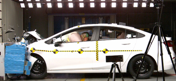 ▲ 올 뉴 크루주의 정면충돌 테스트 모습.ⓒ한국지엠