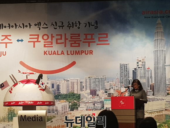 ▲ 제주~쿠알라룸푸르 노선 취항을 기념해 인사말을 전하고 있는 라피다 아지즈 에어아시아엑스 회장.ⓒ뉴데일리