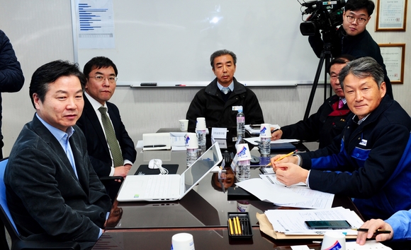▲ 홍종학 장관이 성진E&I 방문 지역 지진피해 중소기업과 간담회를 하며 애로사항을 청취하고 있다.