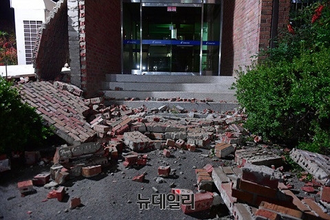 ▲ 지난달 15일 경북 포항에서 발생한 지진으로 한동대의 한 건물 외벽이 무너지는 등 피해를 입었다. ⓒ뉴데일리 정상윤 기자