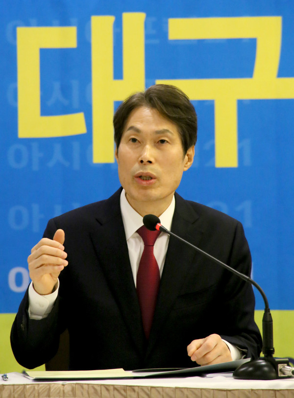 ▲ 이진훈 대구 수성구청장이 14일 아시아포럼21토론회에 참석, 한국당 대구시장 경선에 자신감을 드러내며 권영진 대구시장을 이길 수 있다고 자신감을 보였다.ⓒ아시아포럼 21