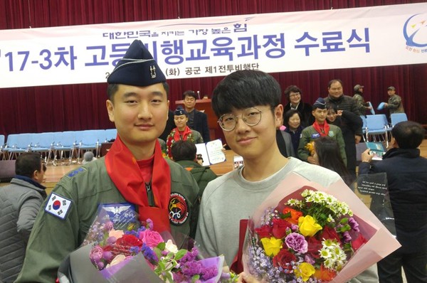 ▲ 충북 충주중산고 출신 1호 조종사인 최승환 중위와 동생 명환군.ⓒ충북교육청