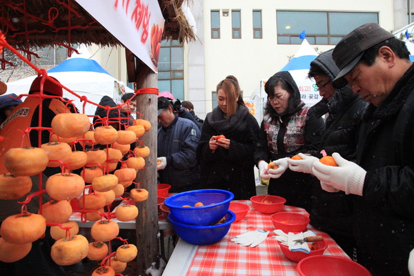 ▲ 곶감만들기 체험행사에 열중하는 관광객들.ⓒ영동군