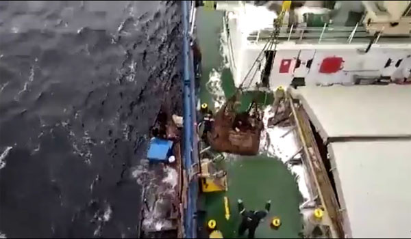 ▲ 러시아 냉동운반선 '표트르 일리셰프'호가 북한 목선에서 선원들을 구조하는 장면. ⓒ러 '프리마 미디어' 관련보도 영상캡쳐.