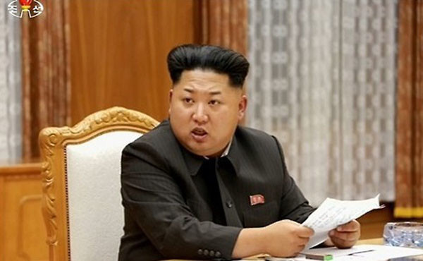 ▲ 짜증내는 김정은. 최근 김정은은 휴대전화를 훔친 뒤 돈을 내놓으라고 협박하는 범죄자들을 색출해 처벌하라는 지시를 내렸다고 한다. ⓒ北선전매체 화면캡쳐.