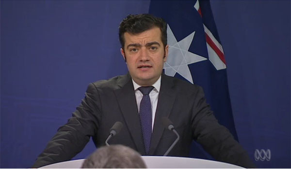 ▲ 지난 12일 호주 의회에서 사임을 발표하는 '샘 다스타리' 노동당 상원의원. ⓒ호주 ABC뉴스 보도화면 캡쳐.