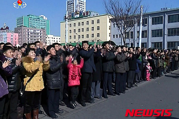▲ "와, 대북제재 만세! 미제 만세!" 유엔 안보리와 국제사회의 대북제재로 석탄값이 반토막 나면서 겨울나기가 수월해지자 북한 주민들이 '대북제재'에 고마워하고 있다고 한다. 사진은 2016년 2월 북한의 '광명성 4호' 발사 축하에 동원된 주민들. ⓒ뉴시스. 무단전재 및 재배포 금지.