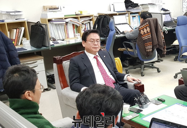 ▲ 정우택 의원이 14일 충북도청을 방문해 내년 지방선거에 대한 의중을 밝히고 있다.ⓒ김종혁 기자