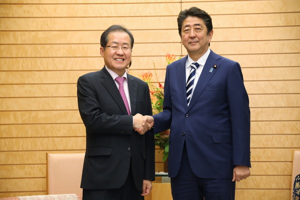 홍준표 자유한국당 대표(왼쪽)가 14일 일본 도쿄에 위치한 총리 관저에서 아베 신조 일본 총리와 악수하고 있다. ⓒ자유한국당 제공