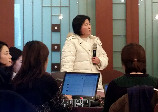 ▲ 질의응답 시간에 발언에 나선 탈북자 김련희(48)씨. ⓒ뉴데일리 공준표 기자