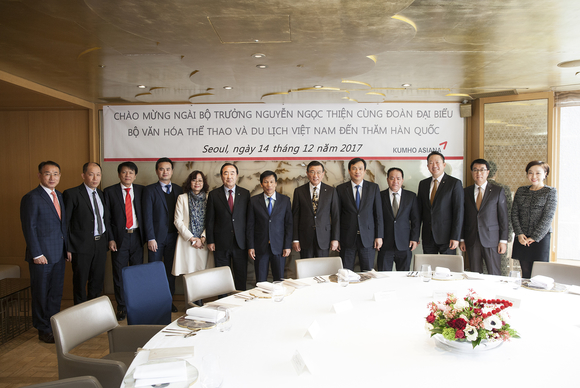 ▲ 금호아시아나그룹은 박삼구 회장이 14일 소공동 롯데호텔에서 응웬 응옥 티엔 베트남 문화체육관광부 장관과 만나 환담의 시간을 가졌다고 밝혔다.ⓒ금호아시아나그룹