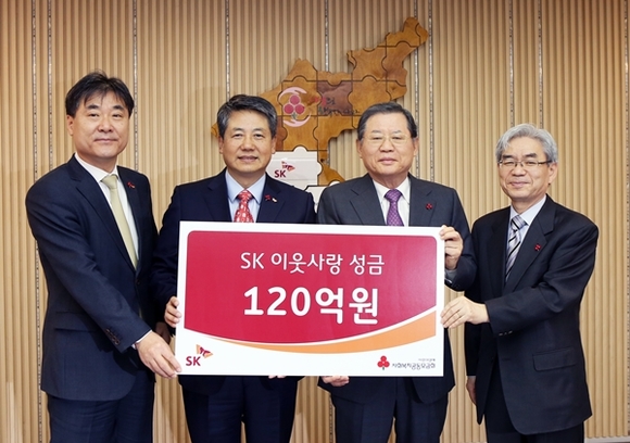 ▲ 왼쪽부터 정현천 SK 사회공헌위원회 전무, 최광철 SK 사회공헌위원회 위원장, 허동수 사회복지공동모금회 회장, 박찬봉 사회복지공동모금회 사무총장. ⓒSK그룹