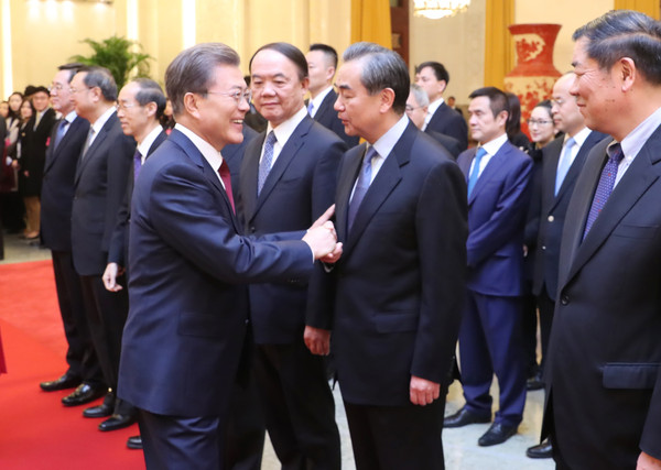 ▲ 문재인 대통령(왼쪽)과 왕이 중국 외교부장. ⓒ뉴시스
